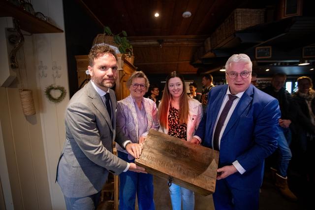 Defensie-staatssecretaris krijgt in Laaghalerveen een moderne etstoelkist ‘met inhoud van onschatbar