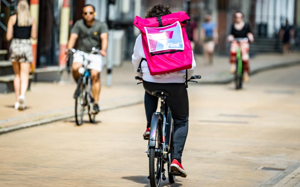 Een koerier van boodschappenbezorgdienst Flink! in Groningen. 