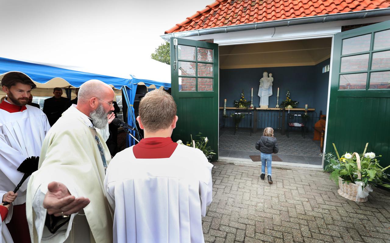 De Mariakapel in Zandberg werd in 2019 door pastoor Deuling (midden, met baard en bril) ingewijd