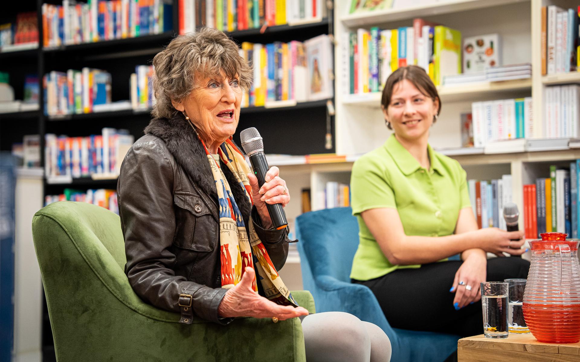 Hedy d'Ancona toog in het kader van de Boekenweek naar Boekhandel Boomker in Haren om over haar boeken Vrolijk Verval en Kouwe Kermis te praten. Ze werd geïnterviewd door Julia Muller.
