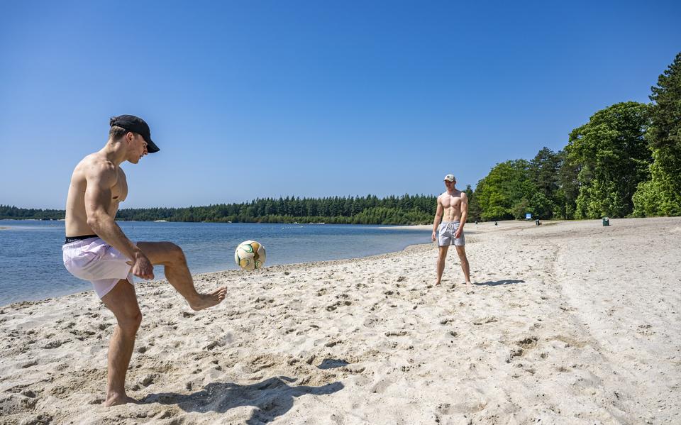 Joost van Beilen en Youri Bos uit Stadskanaal trappen een balletje op het strand en genieten van het heerlijke weer.