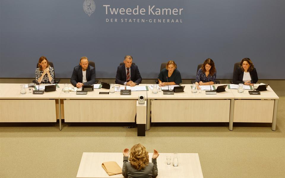 Gedupeerde Frouke Postma-Doornbos in de Enquetezaal van de Tweede Kamer tijdens een openbaar verhoor van de parlementaire enquetecommissie aardgaswinning Groningen.
