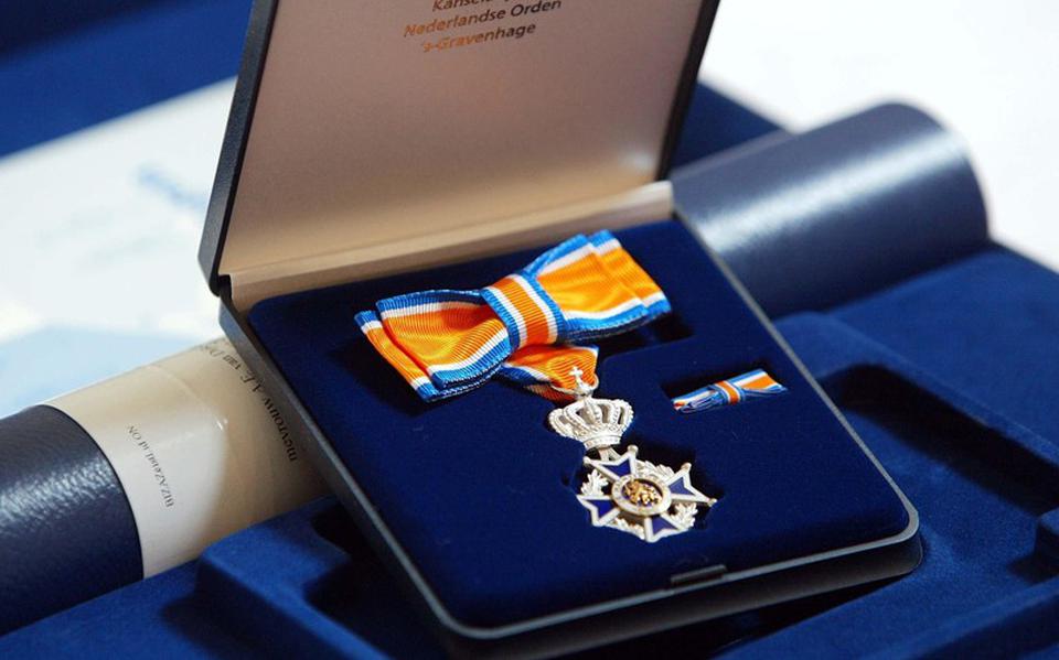 De versierselen behoren bij de Orde van Oranje-Nassau.