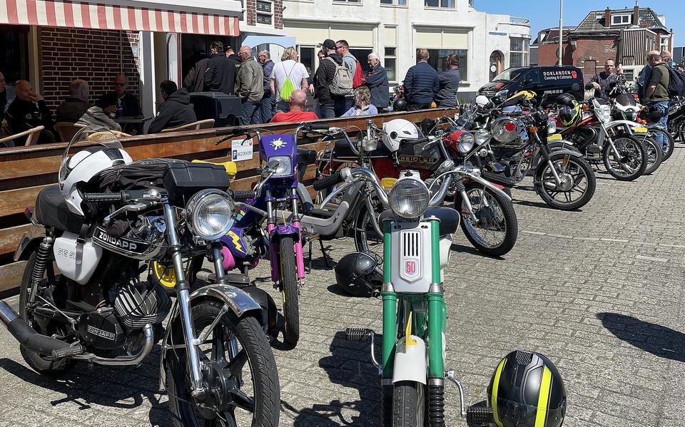 De bromfietsen standen vorig jaar tijdens de pauze geparkeerd voor de cafetaria in Delfzijl. 
