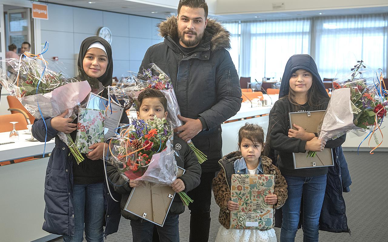 De familie Alhusroum uit Syrië is nu officieel Nederlands. Op een ceremonie op het gemeentehuis in Emmen beloofde vader Mustafa de vrijheden en rechten die bij het Nederlanderschap horen te respecteren.