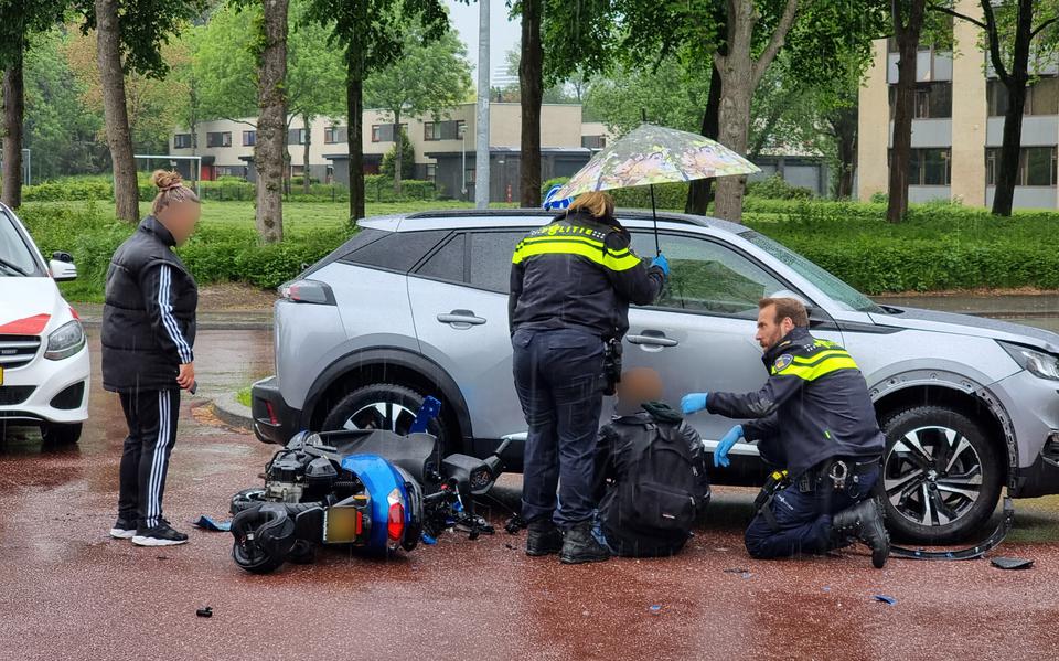Jonge fietser gewond bij botsing met auto in Oisterwijk, voor controle naar ziekenhuis.
