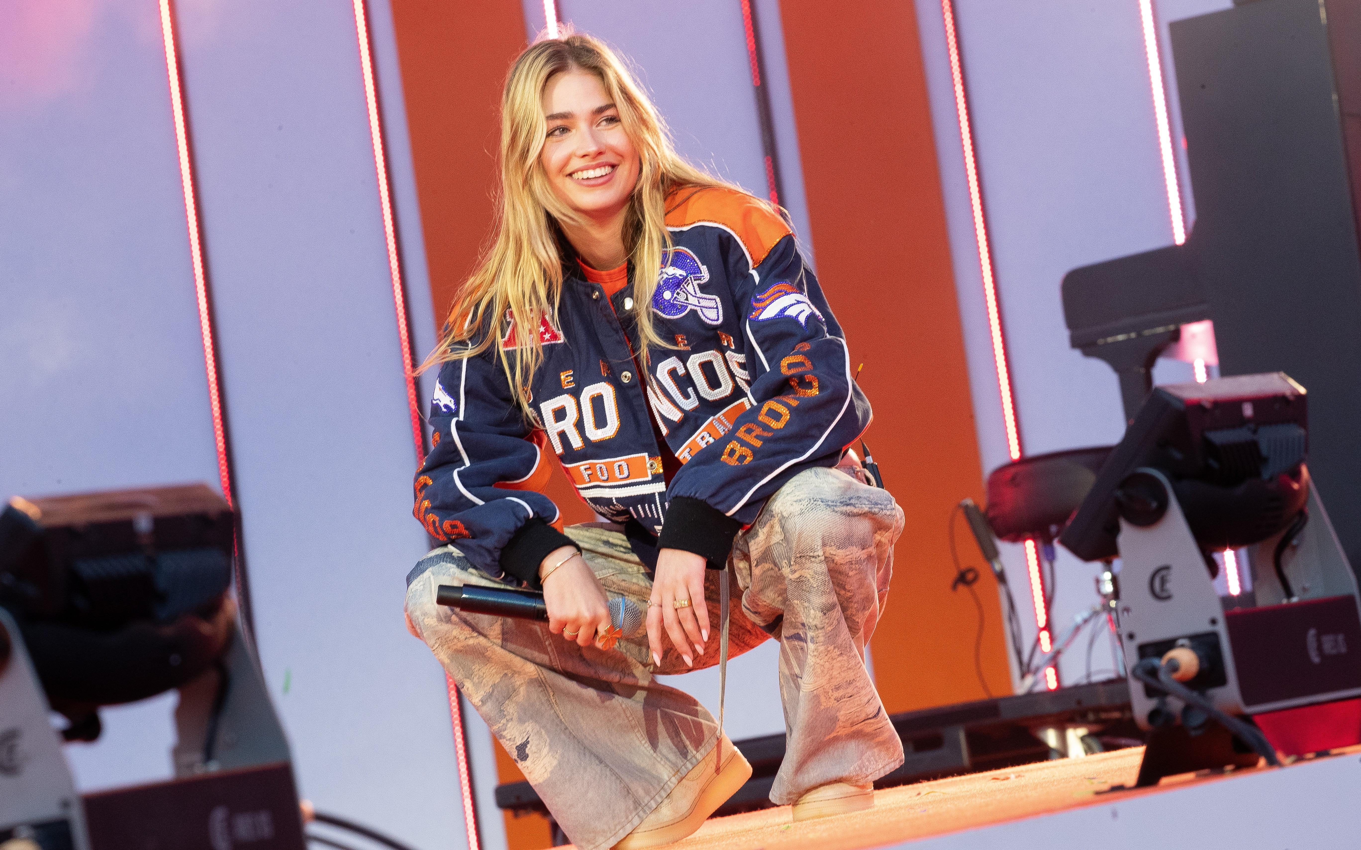 Ze heeft amper een repertoire, maar zangeres Roxy Dekker (19) scoort