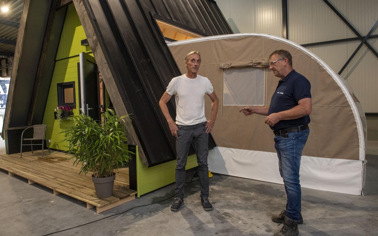 Ontwerper Yuri Koster (links) en Chris Kraft van timmerfabriek Precofab. Ontwerper Yuri Koster (links) en Chris Kraft van timmerfabriek Precofab.