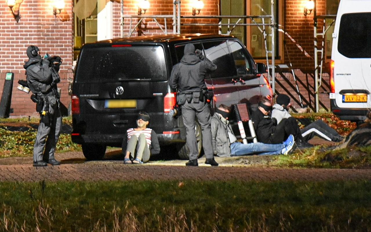 Een arrestatieteam pakte vier mannen op in het drugslab in Stieltjeskanaal. Een arrestatieteam pakte vier mannen op in het drugslab in Stieltjeskanaal.