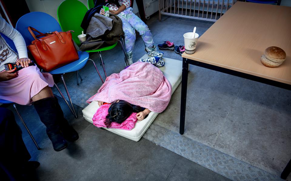 Een meisje doet eind december een middagslaapje in een mobiele cabine die als noodoplossing in de nachtopvang van Ter Apel is geplaatst