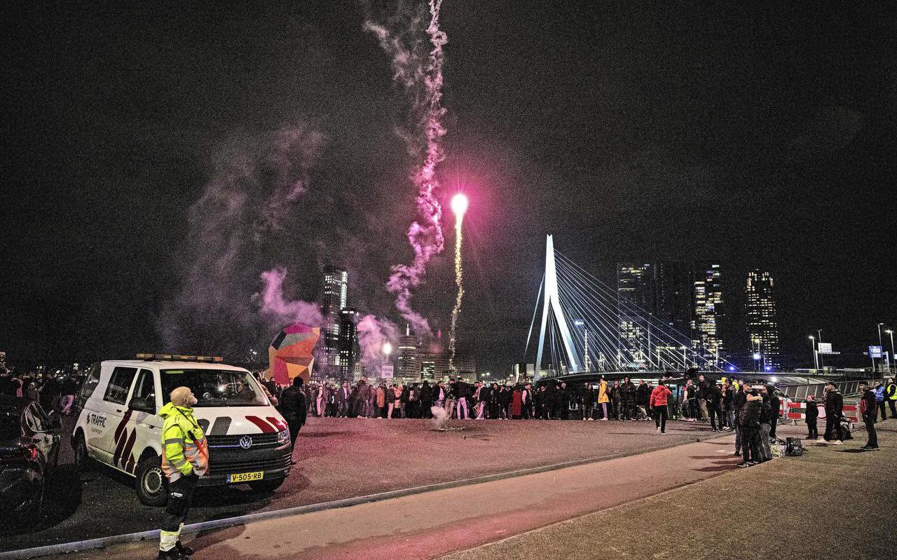 Op nieuwsjaarsnacht werden racistische leuzen geprojecteerd op de Erasmusbrug in Rotterdam.