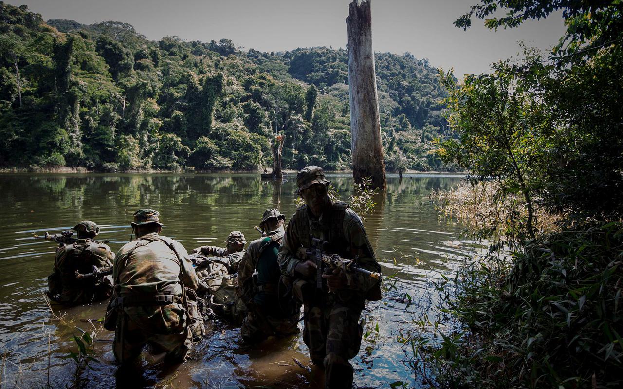 Jungletraining van Nederlandse militairen in Belize. 