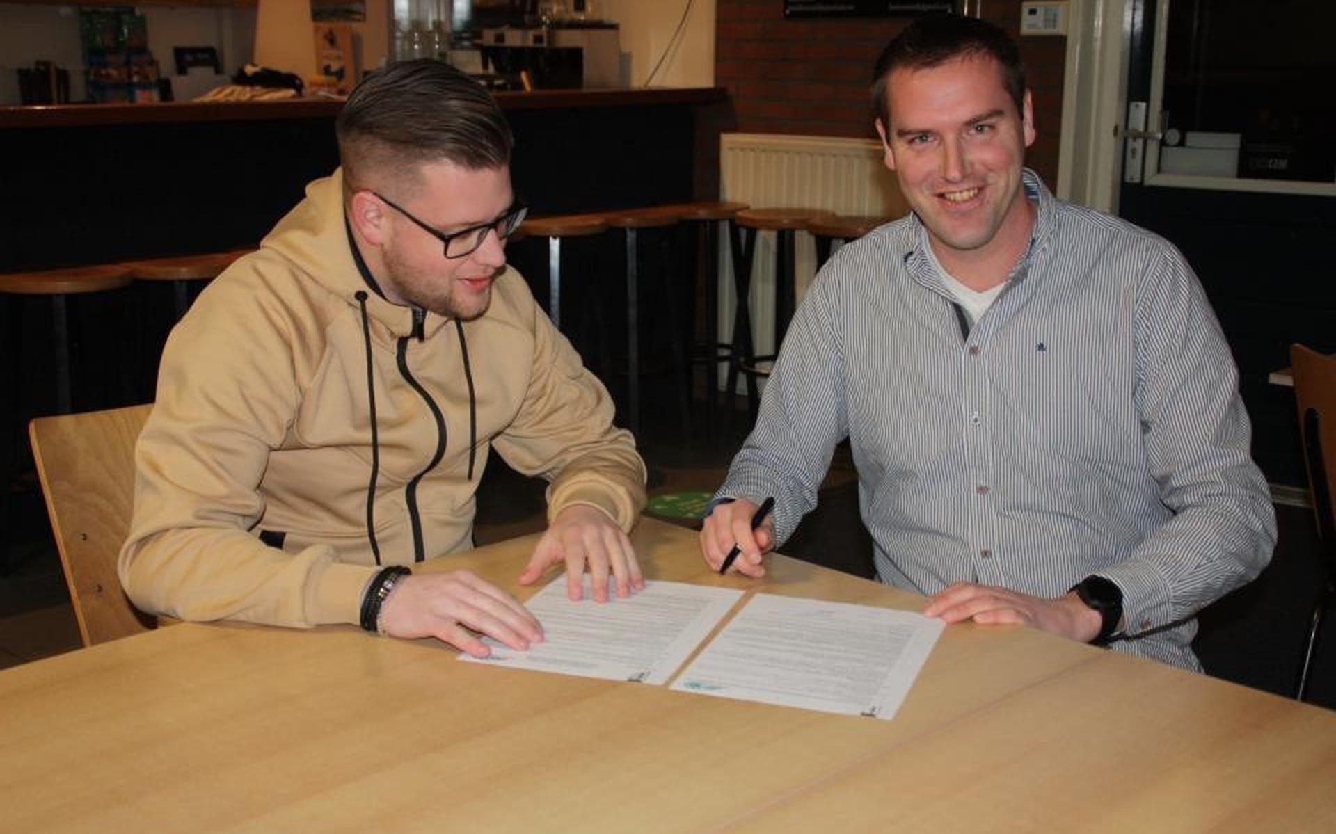 Ronald Bulthuis (r) heeft het contract ondertekend, samen met voorzitter Patrick de Jong.