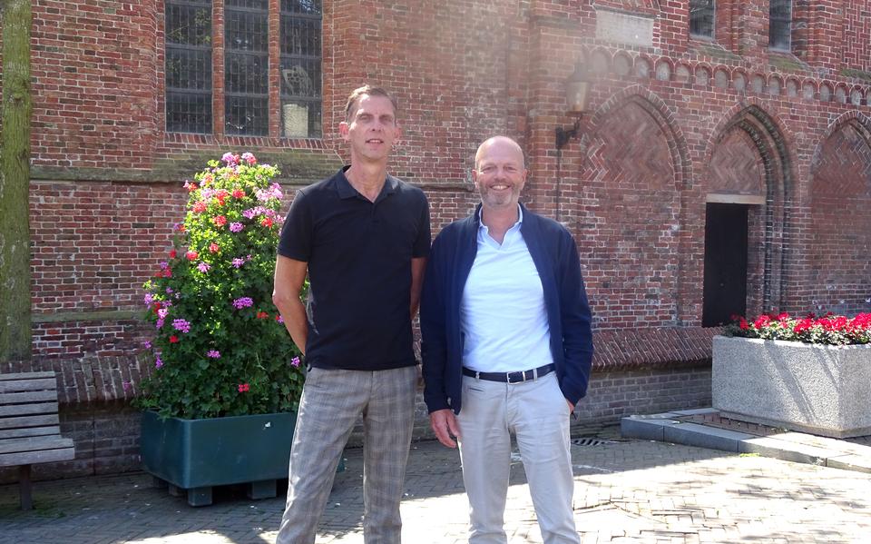 De bestuursleden Wim Dijkstra (links) en Bert Schonewille voor de Nicolaïkerk vlak bij start en finish.                               