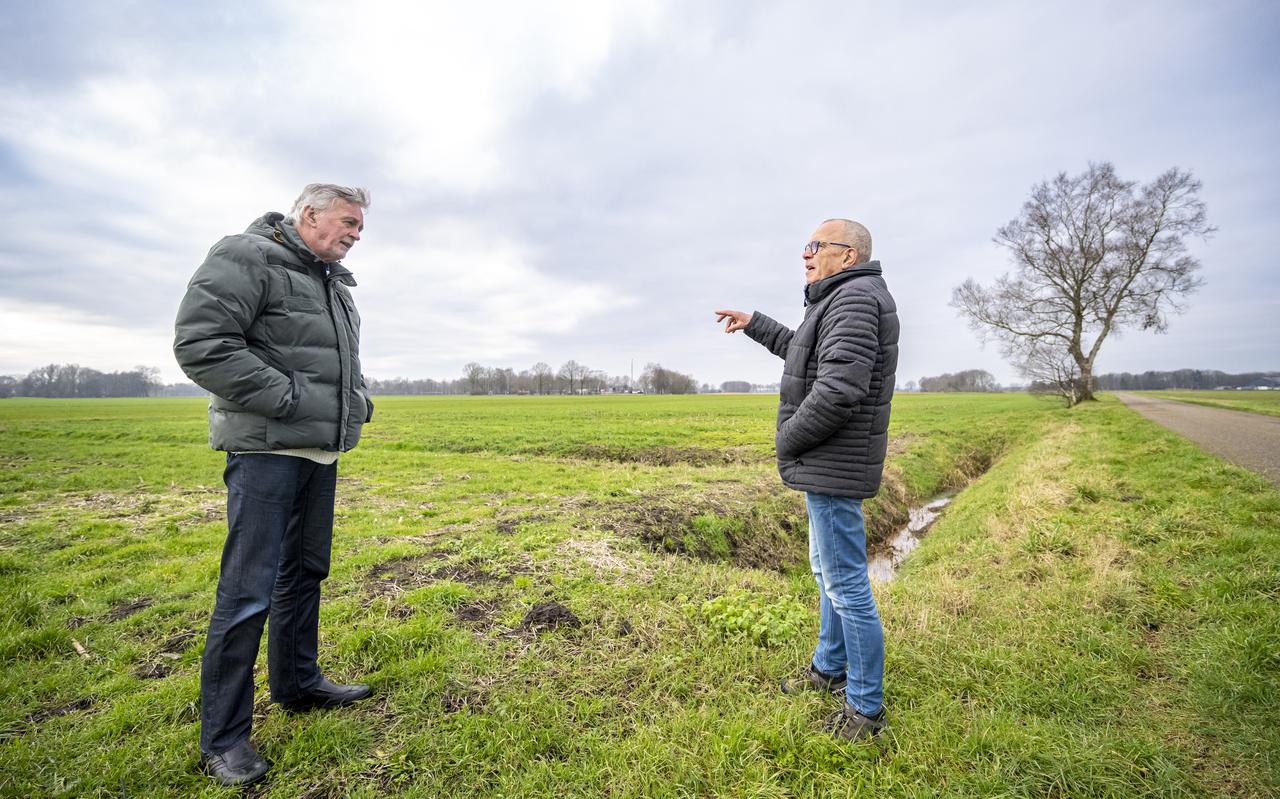 Henk Vredeveld (links) en Jos van Hees van Dorpsbelangen Schoonebeek voelen te weinig betrokkenheid uit het eigen dorp bij plannen met waterinjectie. 