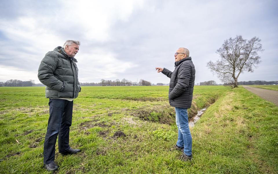 Henk Vredeveld (links) en Jos van Hees van Dorpsbelangen Schoonebeek voelen te weinig betrokkenheid uit het eigen dorp bij plannen met waterinjectie. 