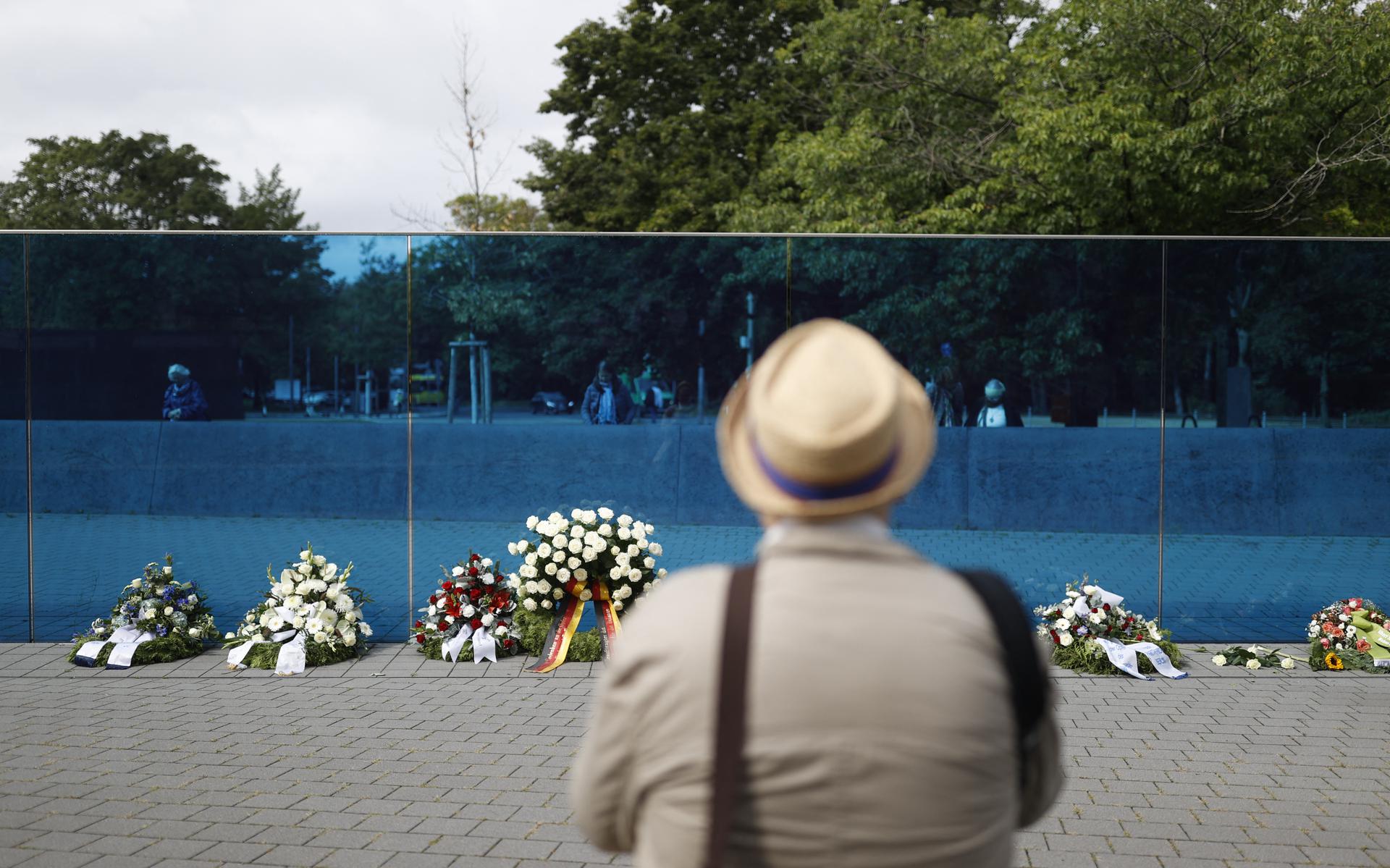 Kransen bij het T4 Herdenkings- en informatiepunt voor de slachtoffers van het nazi-euthanasieprogramma in Berlijn. 