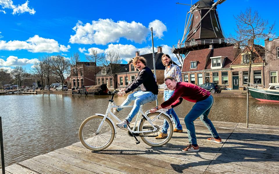 Te land, ter zee en in de lucht, maar dan net even anders in grachten van Meppel. Wie fietst er als