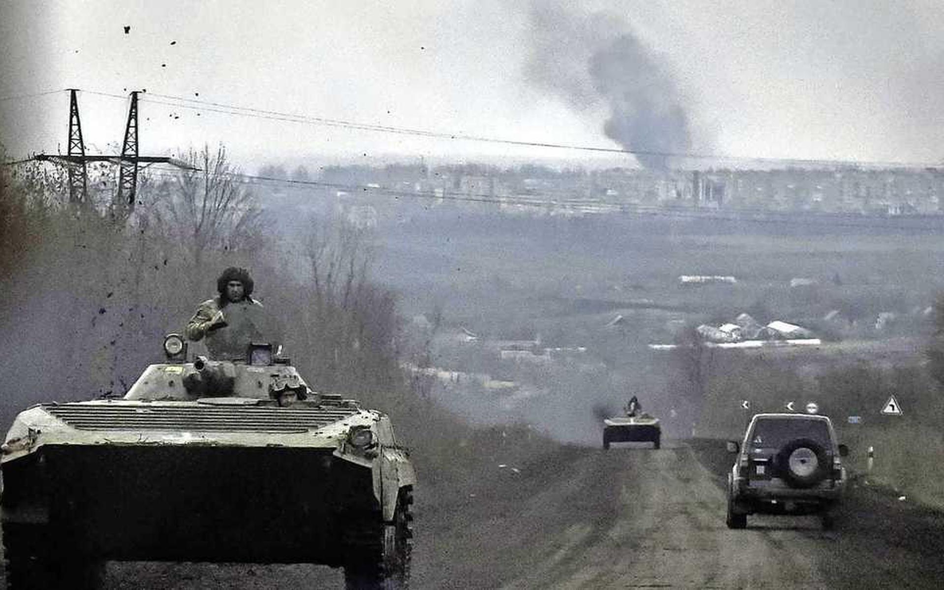 Oekraïense pantservoertuigen op de weg uit Bachmoet.