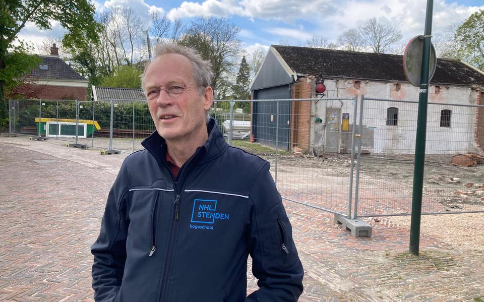 Bewoner Hans Bierma bij de bouwput in de dorpskern van Feerwerd op de plek waar tot voor kort de busremise stond.