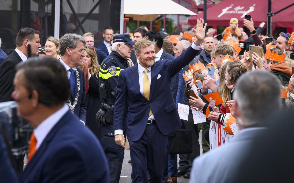Koning Willem-Alexander begroet de mensen op het plein aan de Hoofdstraat in Emmen.