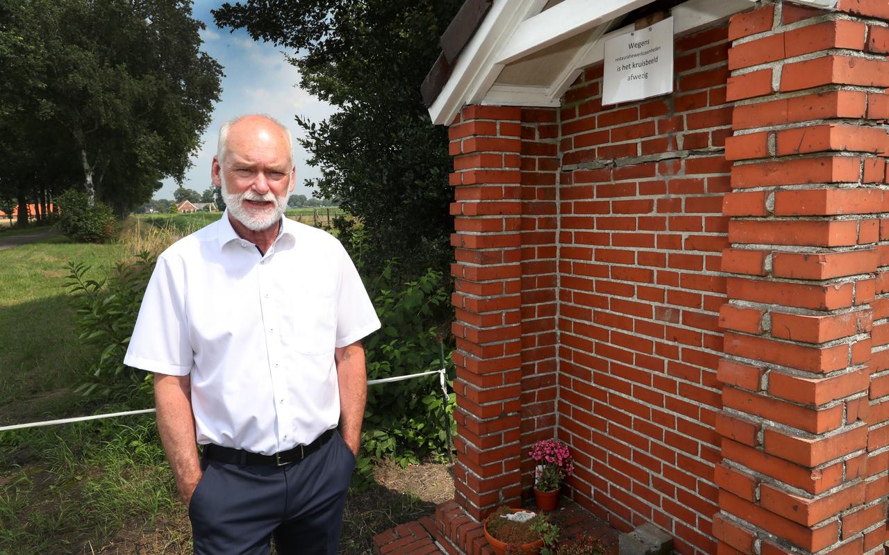 Henk Pruim bij de kapel waaruit het kruisbeeld inmiddels is verwijderd en dat wordt afgebroken en vervangen door een nieuwe. Henk Pruim bij de kapel waaruit het kruisbeeld inmiddels is verwijderd en dat wordt afgebroken en vervangen door een nieuwe.