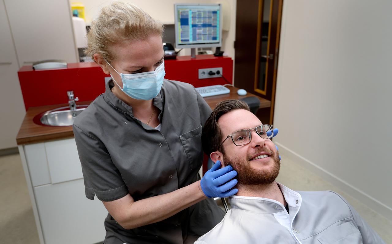 Fysiotherapeut Mirjam Benus demonstreert een behandelingstechniek tegen knarsen en klemmen bij tandarts Robert Ernest. Fysiotherapeut Mirjam Benus demonstreert een behandelingstechniek tegen knarsen en klemmen bij tandarts Robert Ernest.
