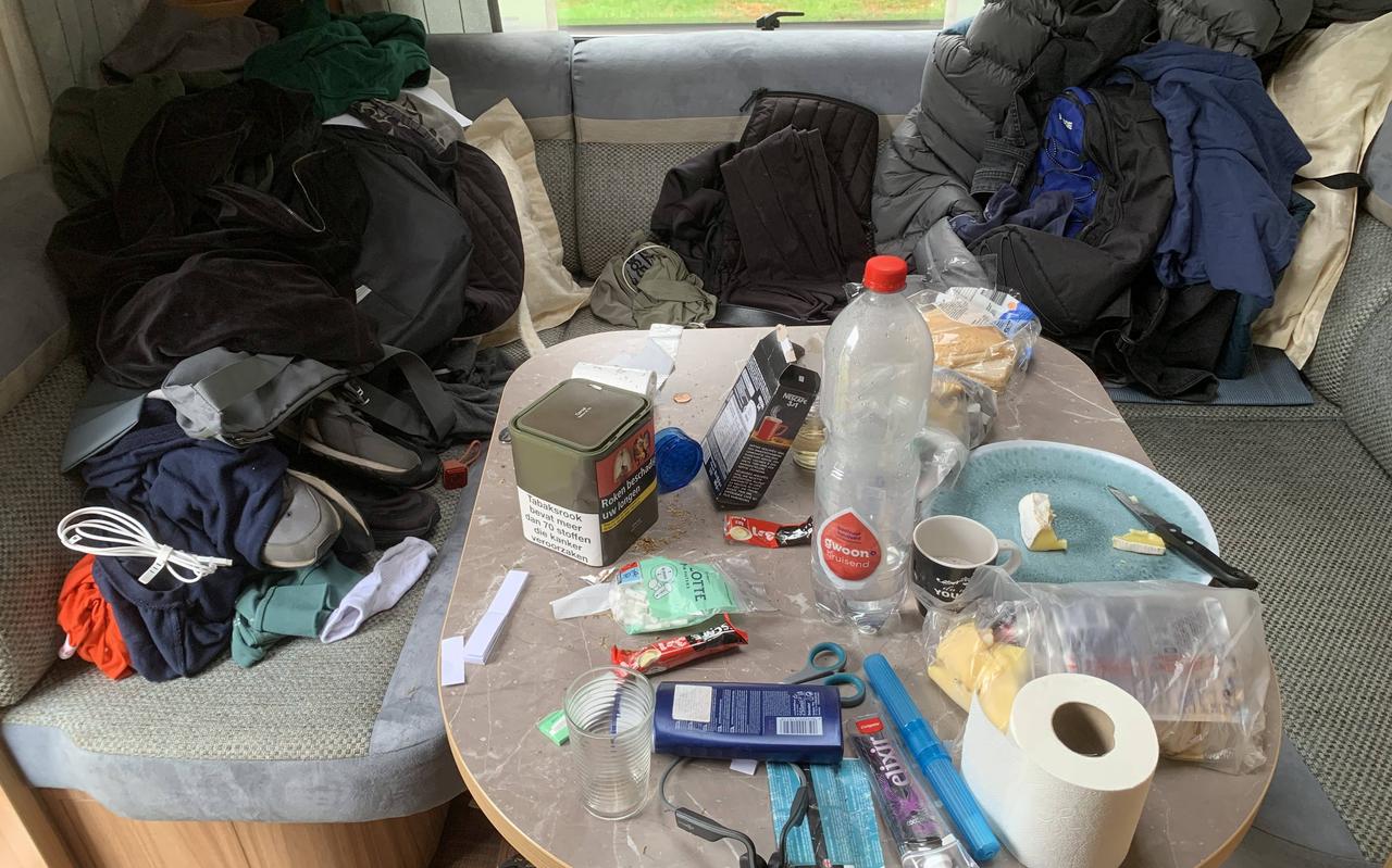 In de caravan op camping De Berghoeve resteerde een flinke rommel, de campingeigenaars haalden er zo vijf zakken met spullen uit. In de caravan op camping De Berghoeve resteerde een flinke rommel, de campingeigenaars haalden er zo vijf zakken met spullen uit.