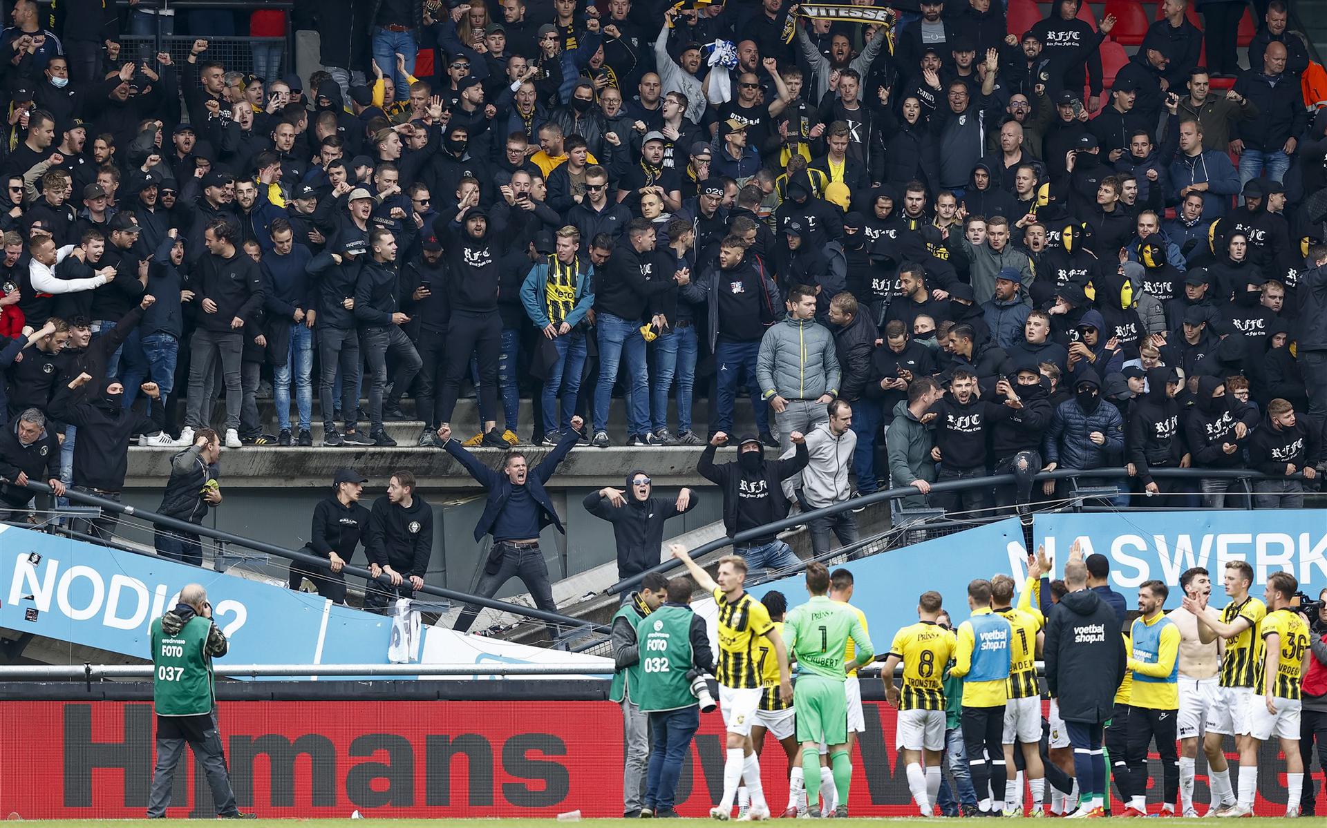 Bij de streekderby NEC-Vitesse werd een verslaggever van Omroep Gelderland aangevallen door voetbalfans. Tijdens de wedstrijd bezweek de tribune met hossende Vitesse-supporters.