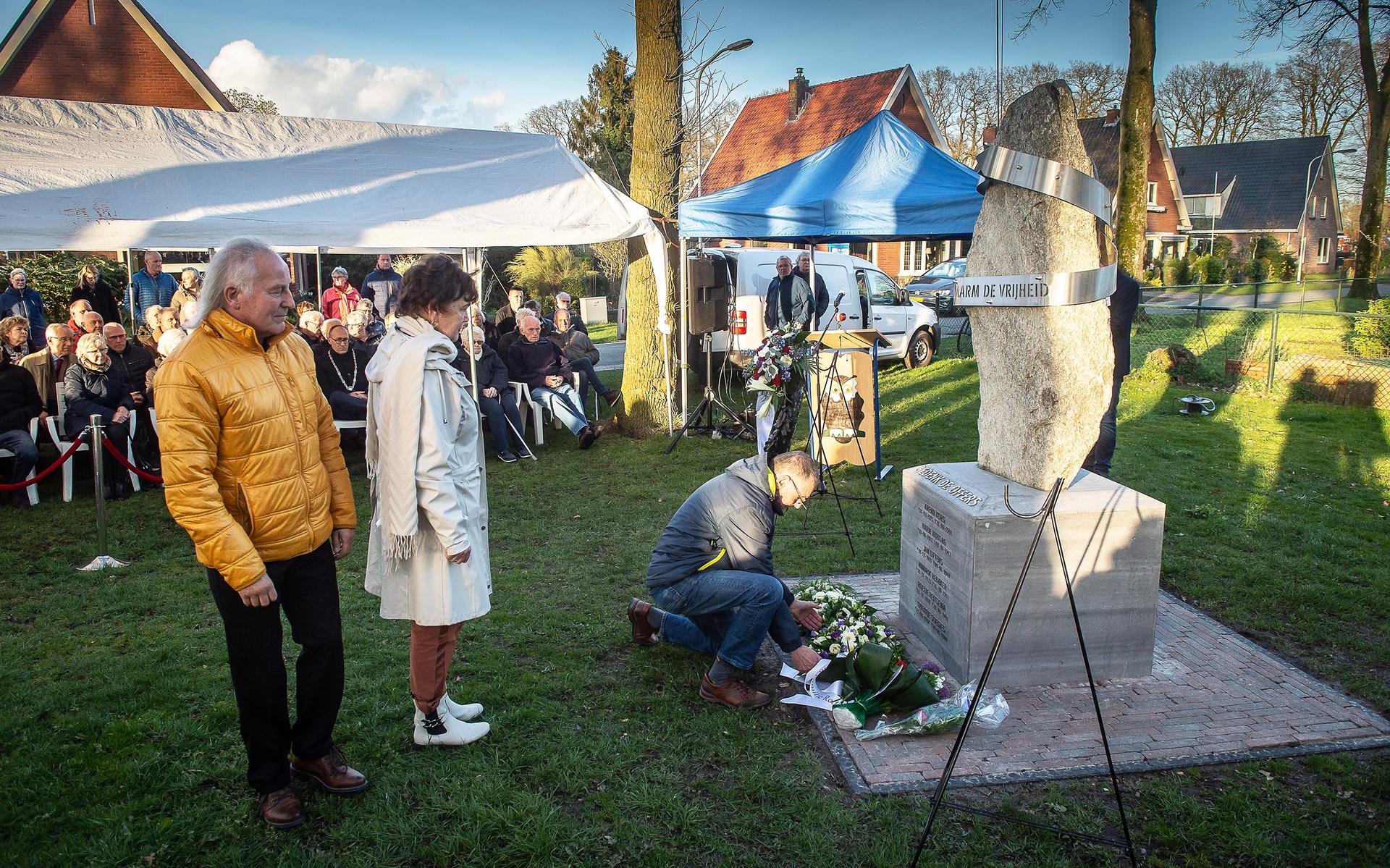 Nabestaanden van de slachtoffers leggen bloemen bij het oorlogsmonument in Annen.