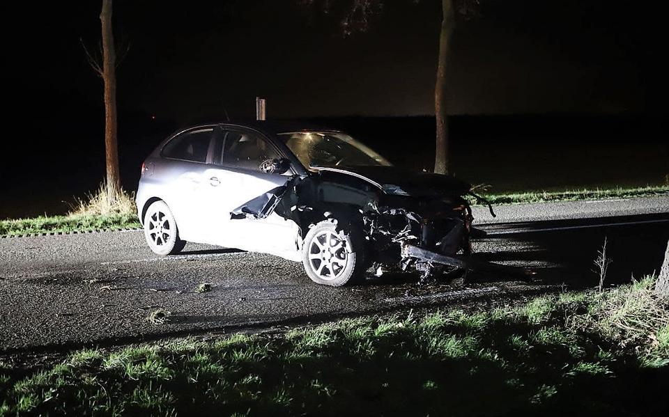 Automobilist gewond na botsing tegen boom bij Ter Apel. Automobilist gewond na botsing tegen boom bij Ter Apel.