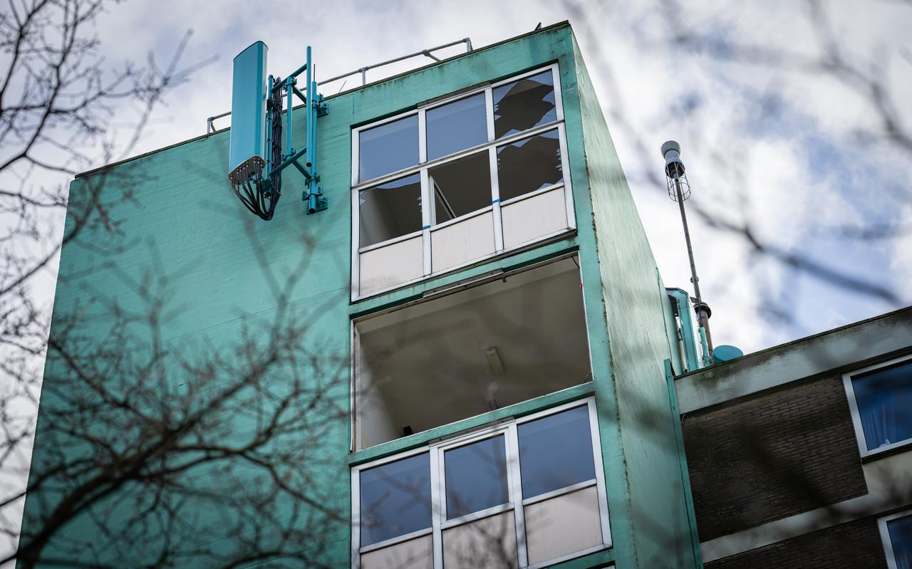 Storm Eunice rukte grote kozijnen uit het trappenhuis van flat De Arend. Storm Eunice rukte grote kozijnen uit het trappenhuis van flat De Arend.
