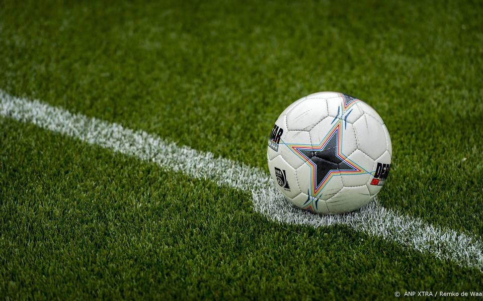2014-11-07 14:03:19 DEN HAAG - Een bal op de middenstip van een voetbalveld. ANP XTRA REMKO DE WAAL