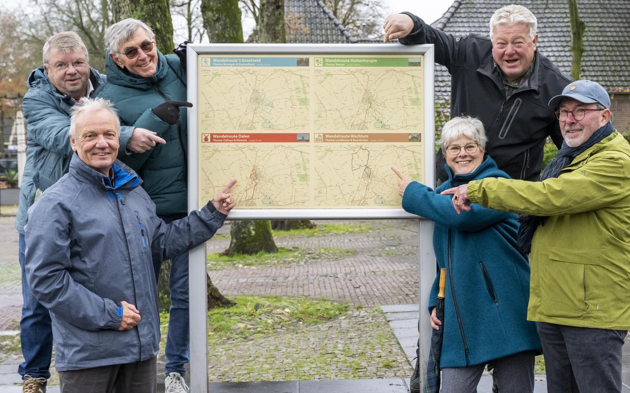 De wandelwerkgroep in Dalen bedacht maar liefst vier verschillende themawandelingen rondom het dorp. 
Vlnr: Riekus Hazelaar, Wim Vogelzang, Roelof Beek, Wendelien Böttger, Harry Ruinemans en Jan Oostenbrink. 