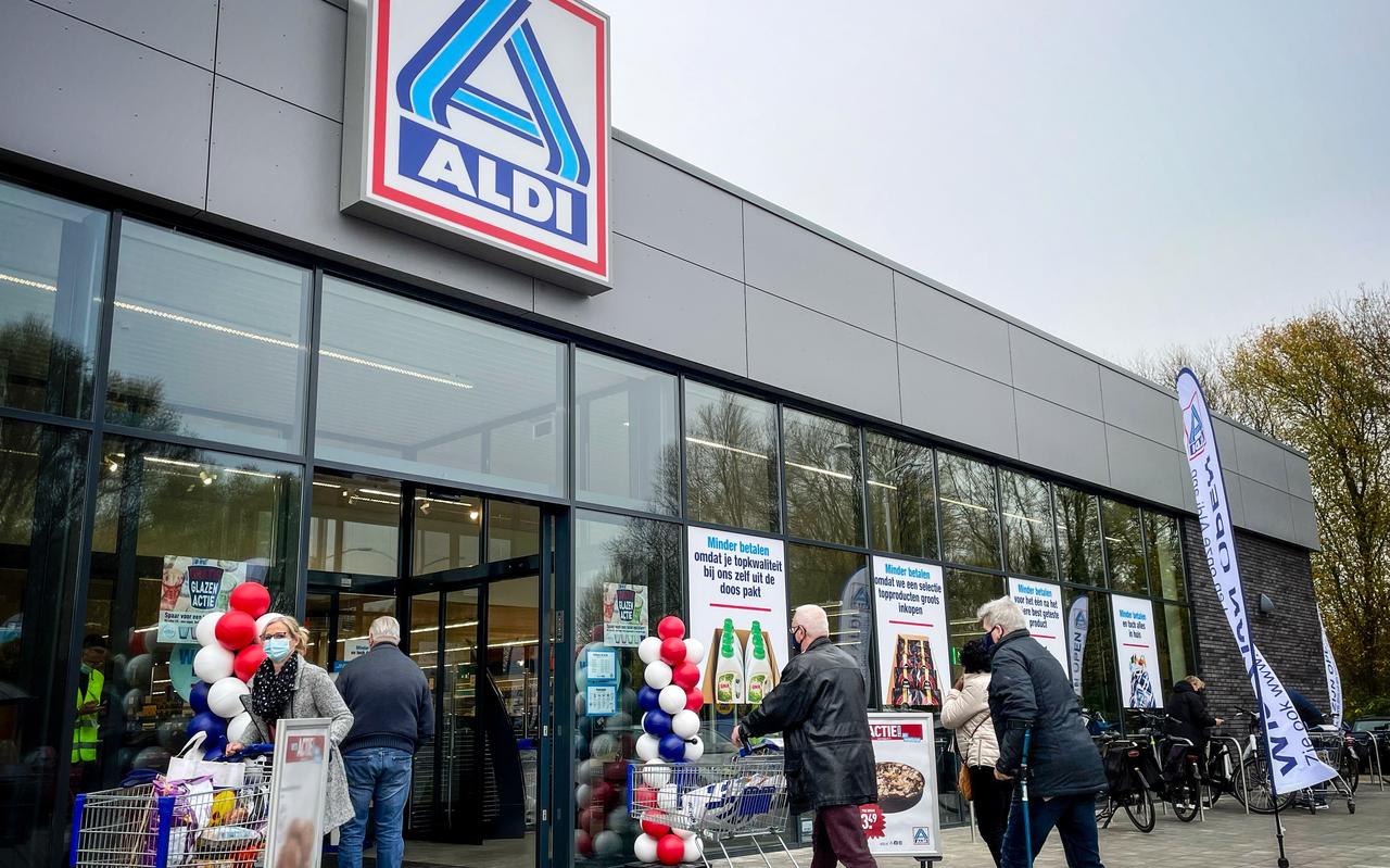 Feest bij de Aldi in Hoogezand. Na drie weken verbouwing is het filiaal weer open. Feest bij de Aldi in Hoogezand. Na drie weken verbouwing is het filiaal weer open.
