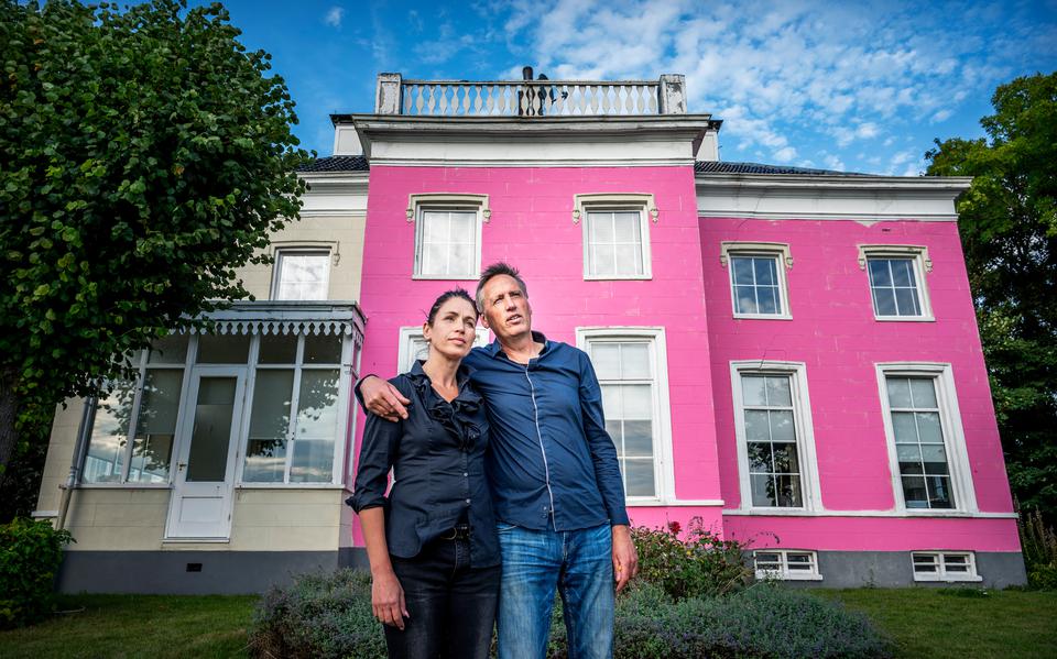  Boelo ten Have en Annemarie Nijhoff wachten al maanden op het rijksgeld voor hun roze boerderij.