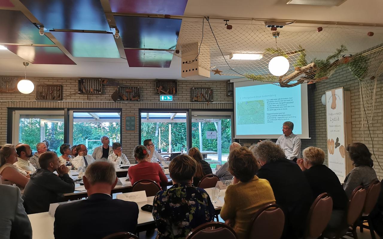 Op een avond over bodemwinning in Eexterveenschekanaal, gemeente Aa en Hunze, liepen de gemoederen hoog op. Op een avond over bodemwinning in Eexterveenschekanaal, gemeente Aa en Hunze, liepen de gemoederen hoog op.