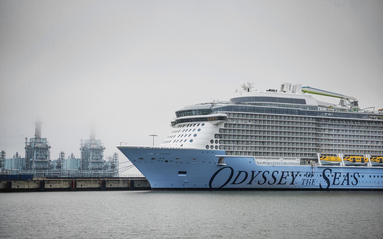 Cruiseschip Odyssey of the Seas in de Eemshaven. 