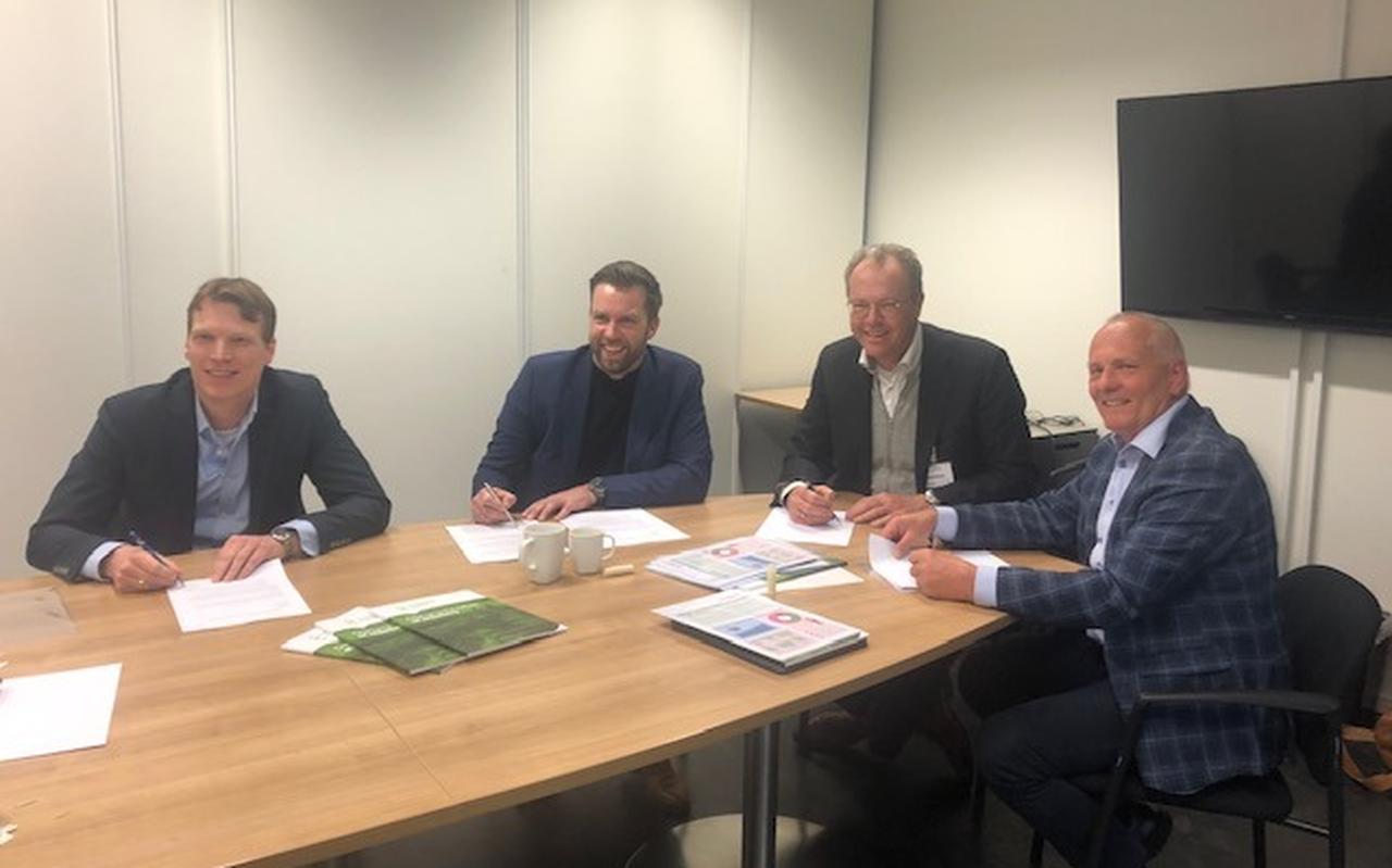 Gerard Nijhoving, Guido Rink, Bart Labrie en Henk Brink (vlnr) tekenen voor het voortzetten van de samenwerking. Gerard Nijhoving, Guido Rink, Bart Labrie en Henk Brink (vlnr) tekenen voor het voortzetten van de samenwerking.