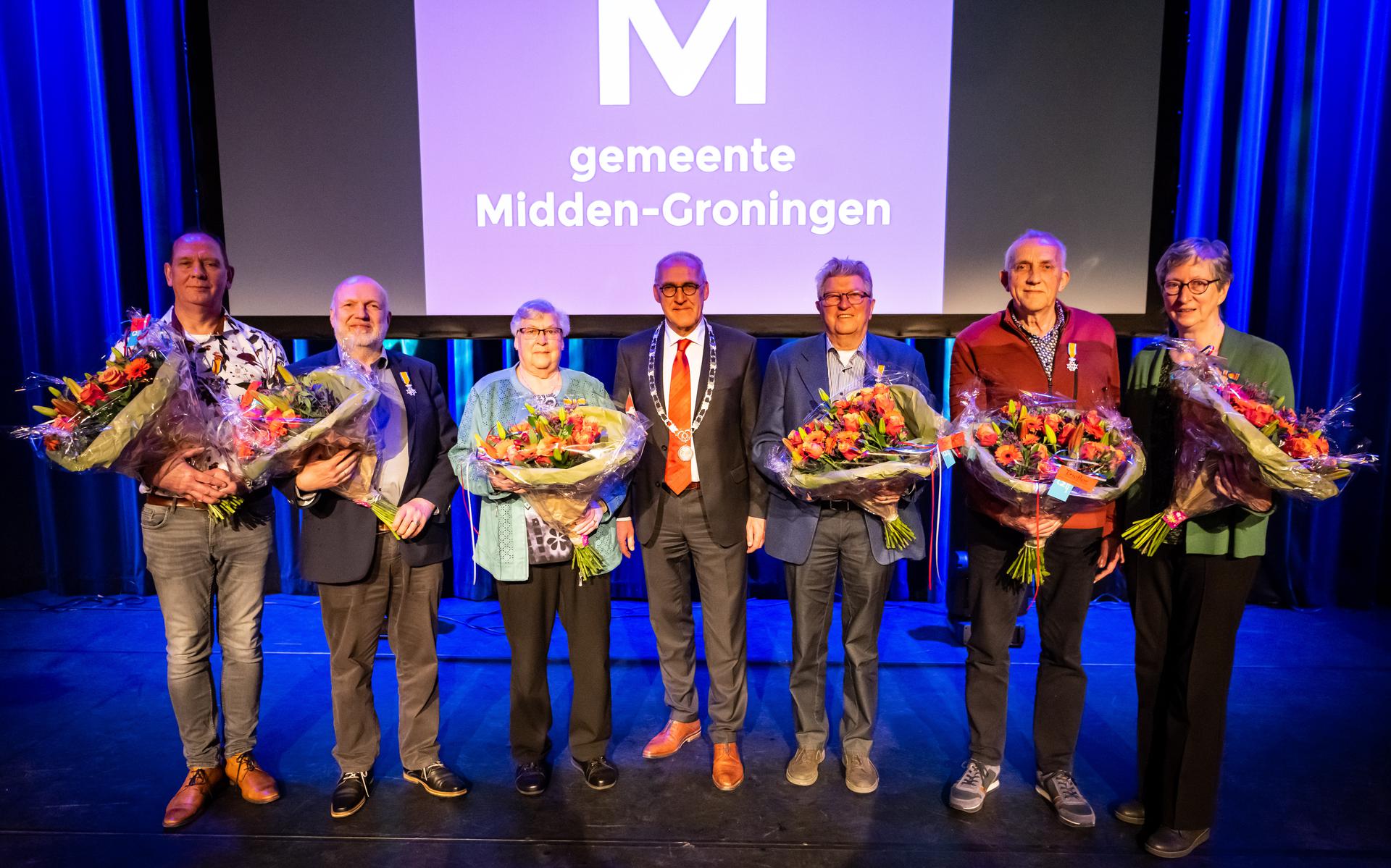 De gedecoreerden in de gemeente Midden-Groningen en burgemeester Adriaan Hoogendoorn.