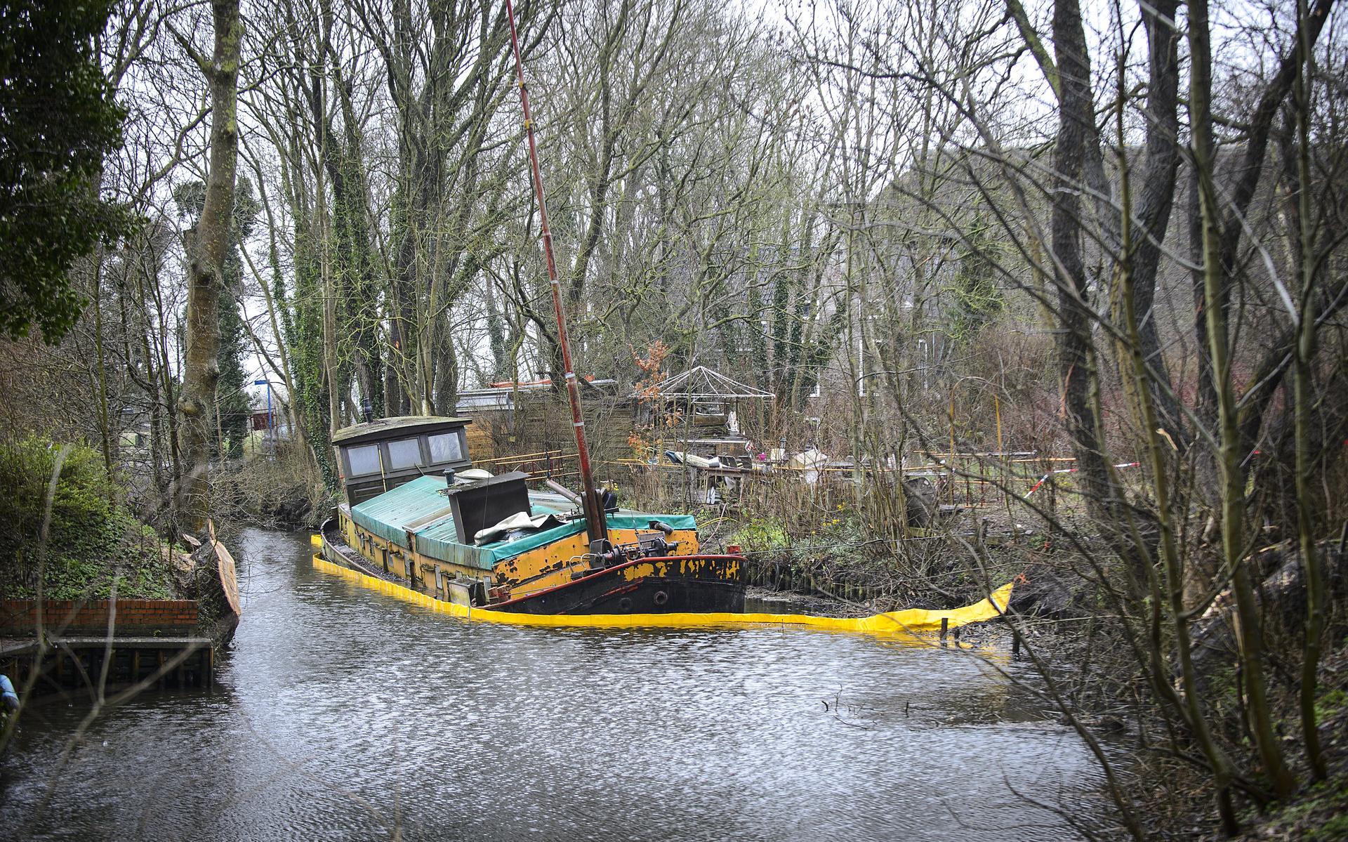 Restaurantschip 't Appeltje in Pieterburen ligt er al jaren vervallen bij en is afgelopen weekend voor de derde keer half gezonken.