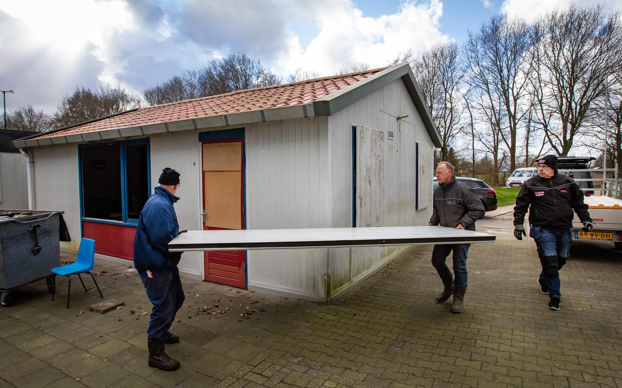 Johan Snijder (rechts) en andere leden van de ijsclub herstellen provisorisch de schade. Johan Snijder (rechts) en andere leden van de ijsclub herstellen provisorisch de schade.