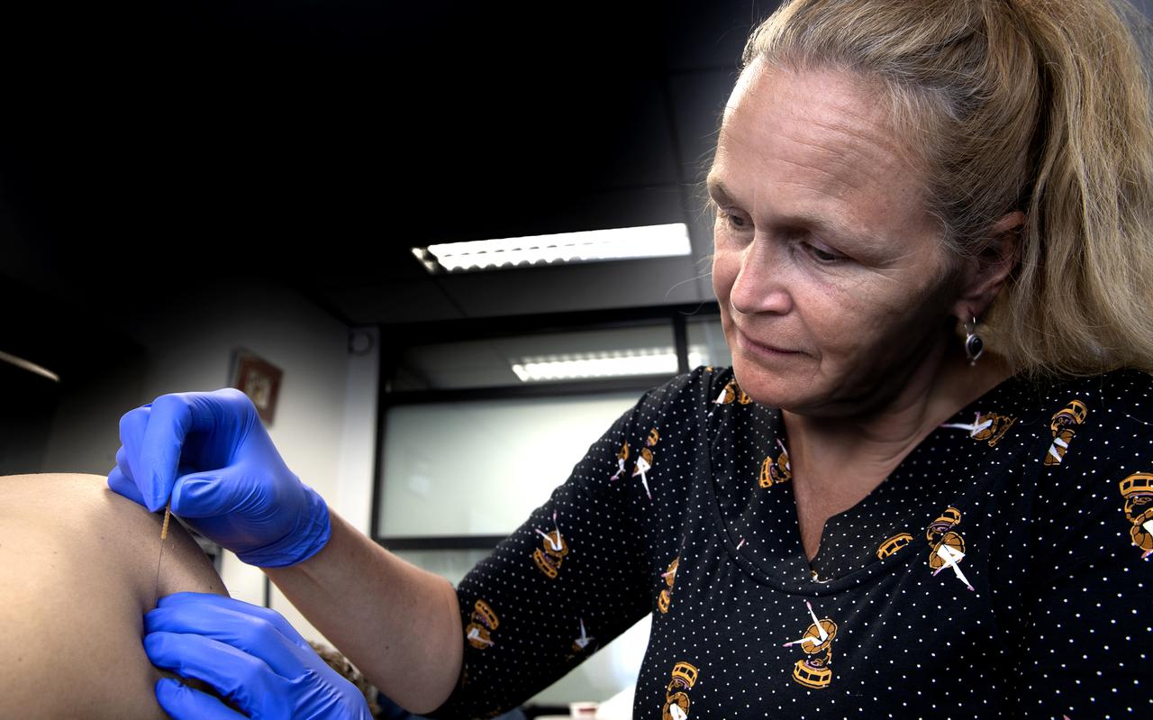 Margriet Eleveld voert dry needling uit. Margriet Eleveld voert dry needling uit.