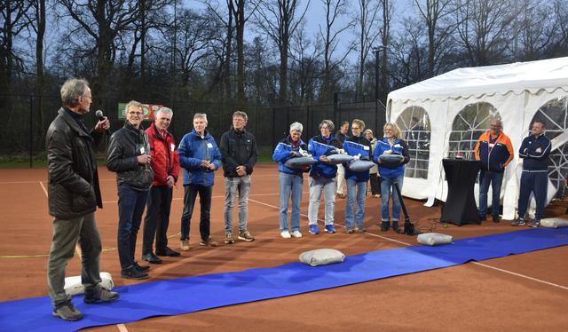 Nieuwe padelbanen Racketclub Zweeloo feestelijk geopend. Drijvende krachten Patrick, Johan, Nico en 
