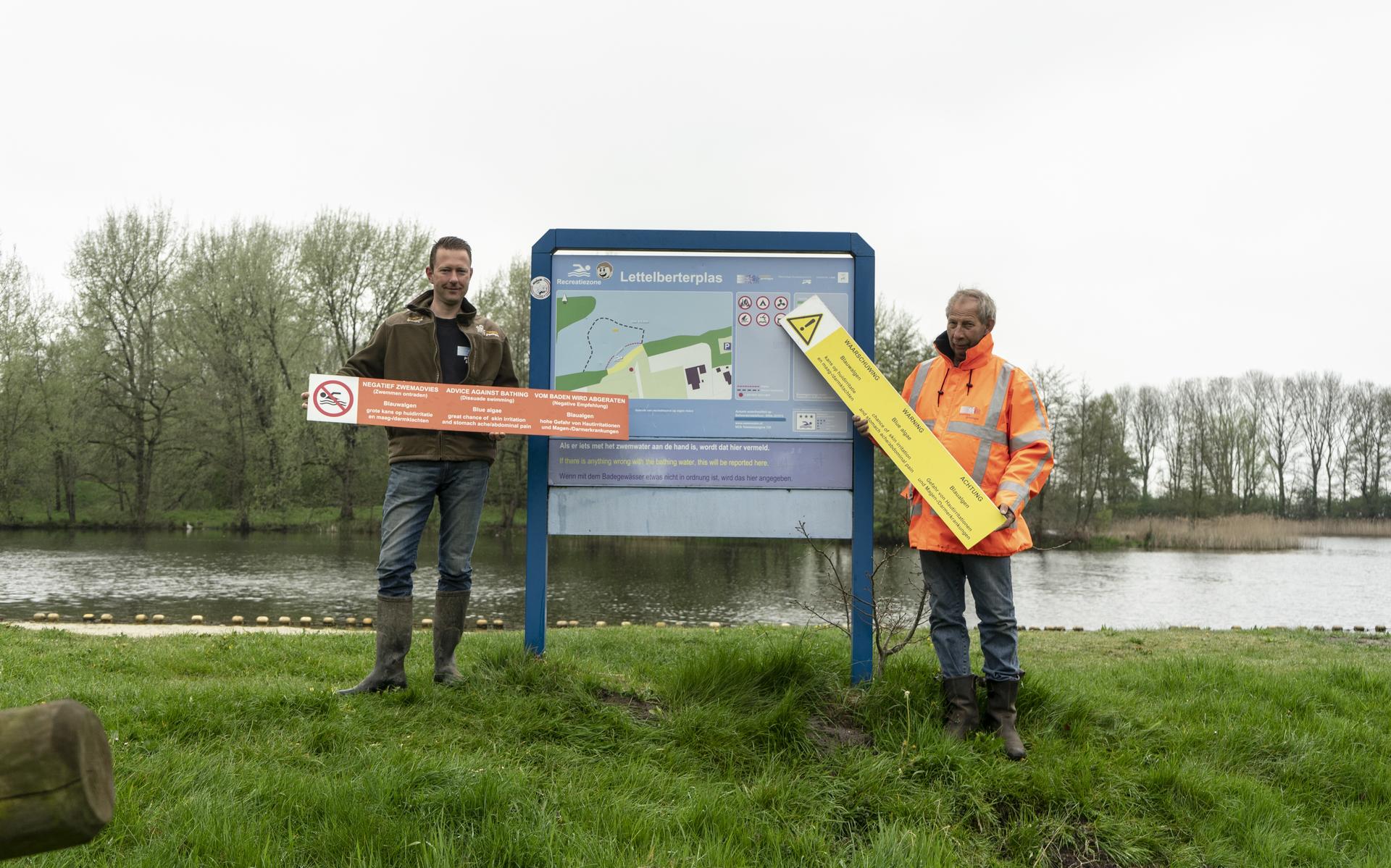 Medewerkers van de provincie met waarschuwingsborden. Foto: Provincie Groningen