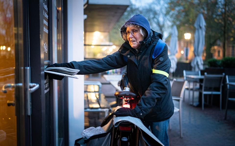 82-jarige Wilma Wijkmans bezorgt nog altijd de krant.