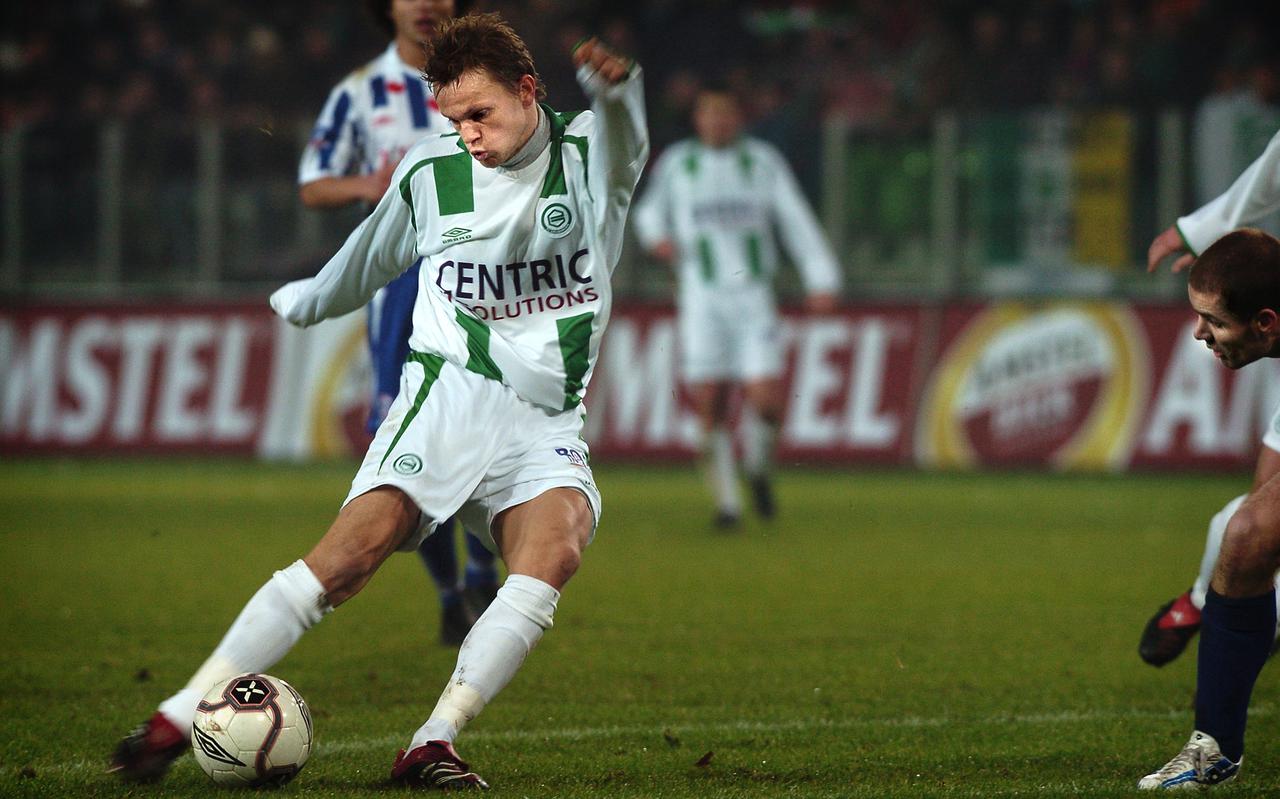 Erik Nevland scoort de 1-0 voor FC Groningen in de derby tegen Heerenveen in 2006.