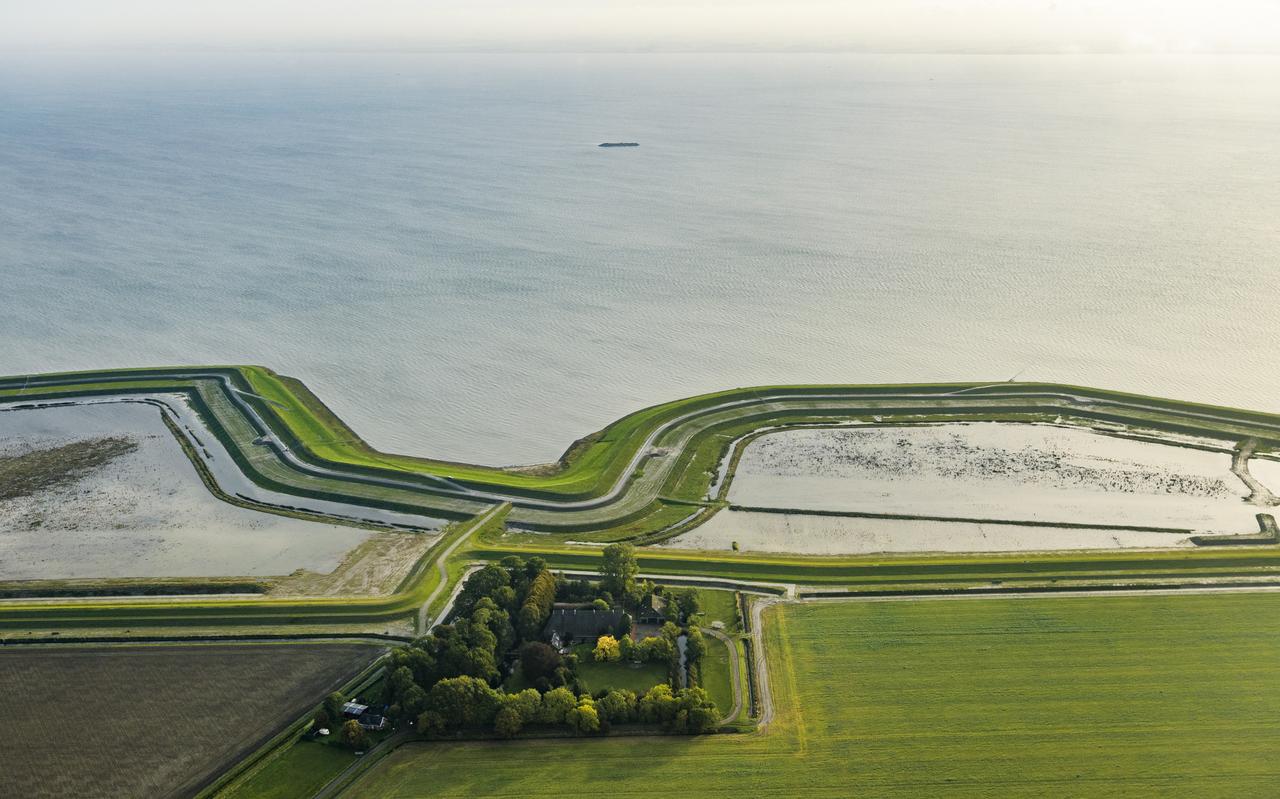 Onder meer bij het Dubbele Dijk-project bij Bierum is en wordt onderzocht welke gewassen het best gedijen bij de toenemende verzilting van landbouwgrond in Noord-Friesland en -Groningen. Onder meer bij het Dubbele Dijk-project bij Bierum is en wordt onderzocht welke gewassen het best gedijen bij de toenemende verzilting van landbouwgrond in Noord-Friesland en -Groningen.