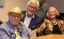 De 100-jarige John Boomsma met naast hem zijn goede vrienden Hans Prakken en Truus Helder.