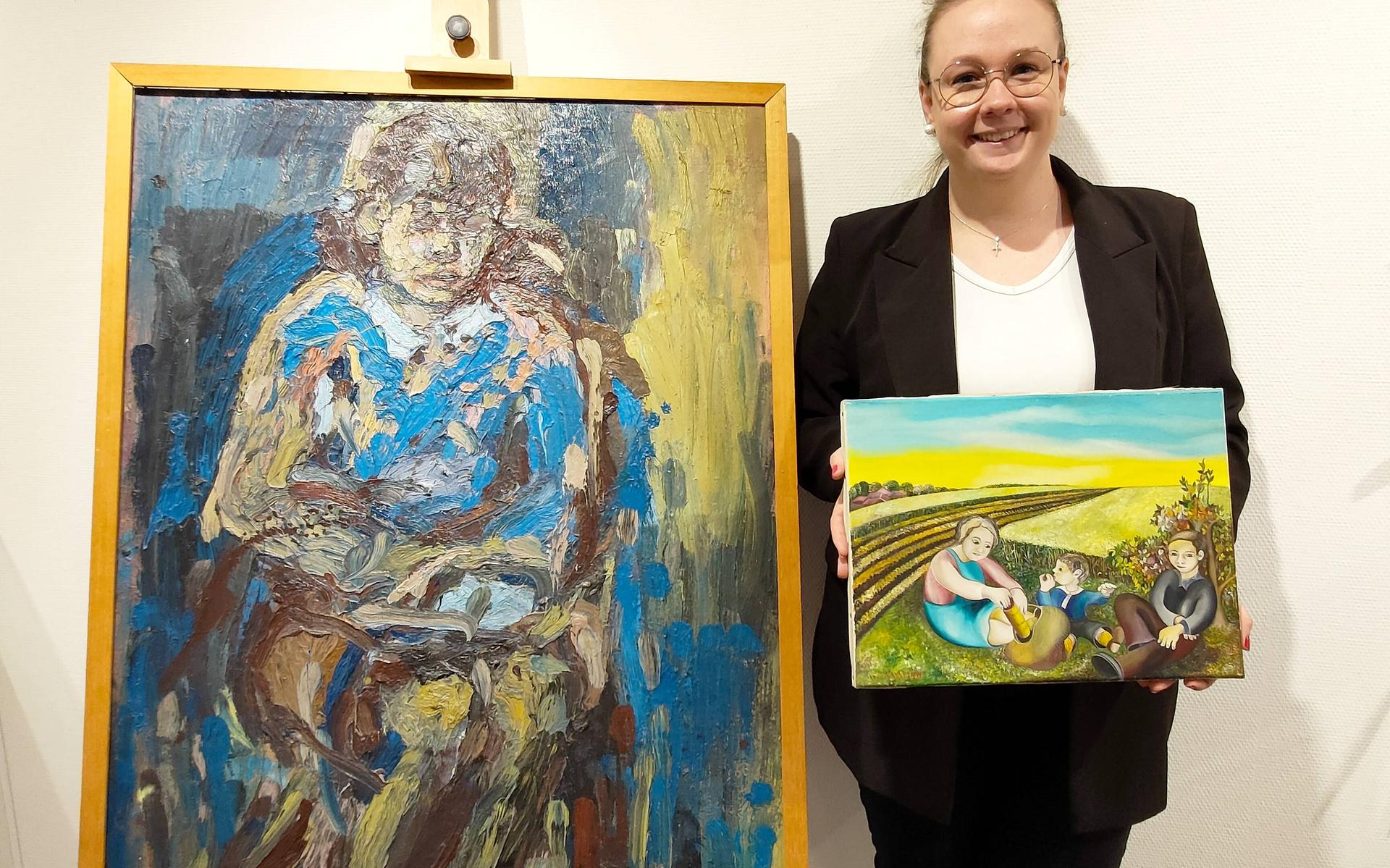 Museummanager Evelien Wieling met de twee geschonken schilderijen van Seidel (links) en Delanjo (rechts)